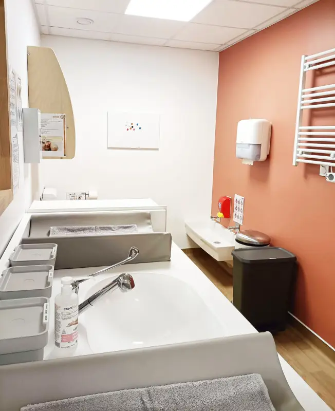 Salle de bain et de change de la micro-crèche Les Chérubins de Lille