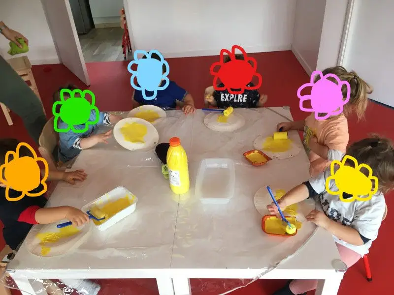 Activités créatives des enfants exposées près du jardin, micro-crèche d'Alès