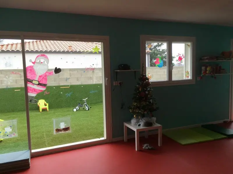 Bouteilles sensorielles faites main pour l'éveil des enfants à la micro-crèche d'Alès