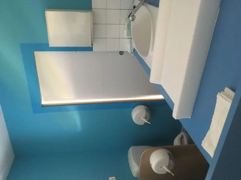 Salle de bain et de change de la micro-crèche Les Chérubins d'Alès
