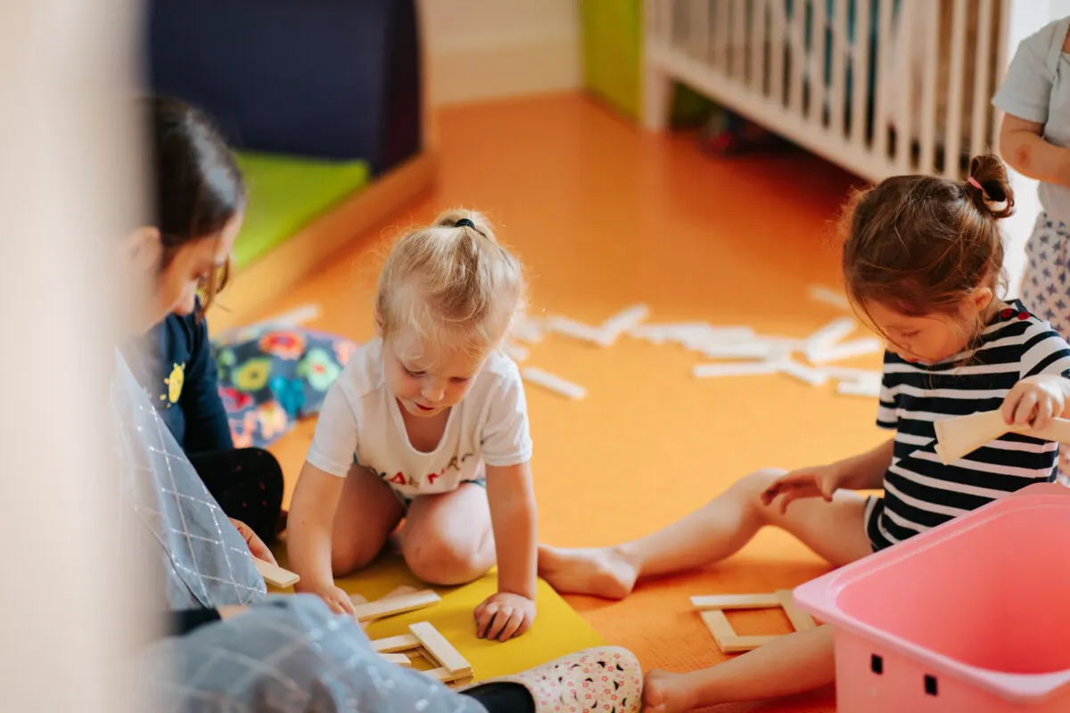Vestiaire avec casiers individuels à la Crèche des Minis à Cheyssieu