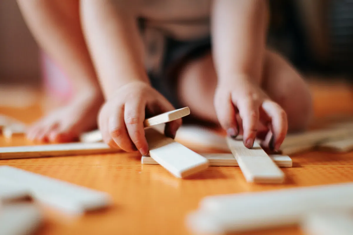 Atelier de motricité fine à la Crèche des Minis à Cheyssieu