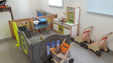 Coin dinette et jeux d'imitation de la micro-crèche L'Île aux Câlins à Crépy-en-Valois