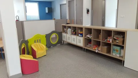 Espace de rangement et jeux de la micro-crèche L'Île aux Câlins à Crépy-en-Valois