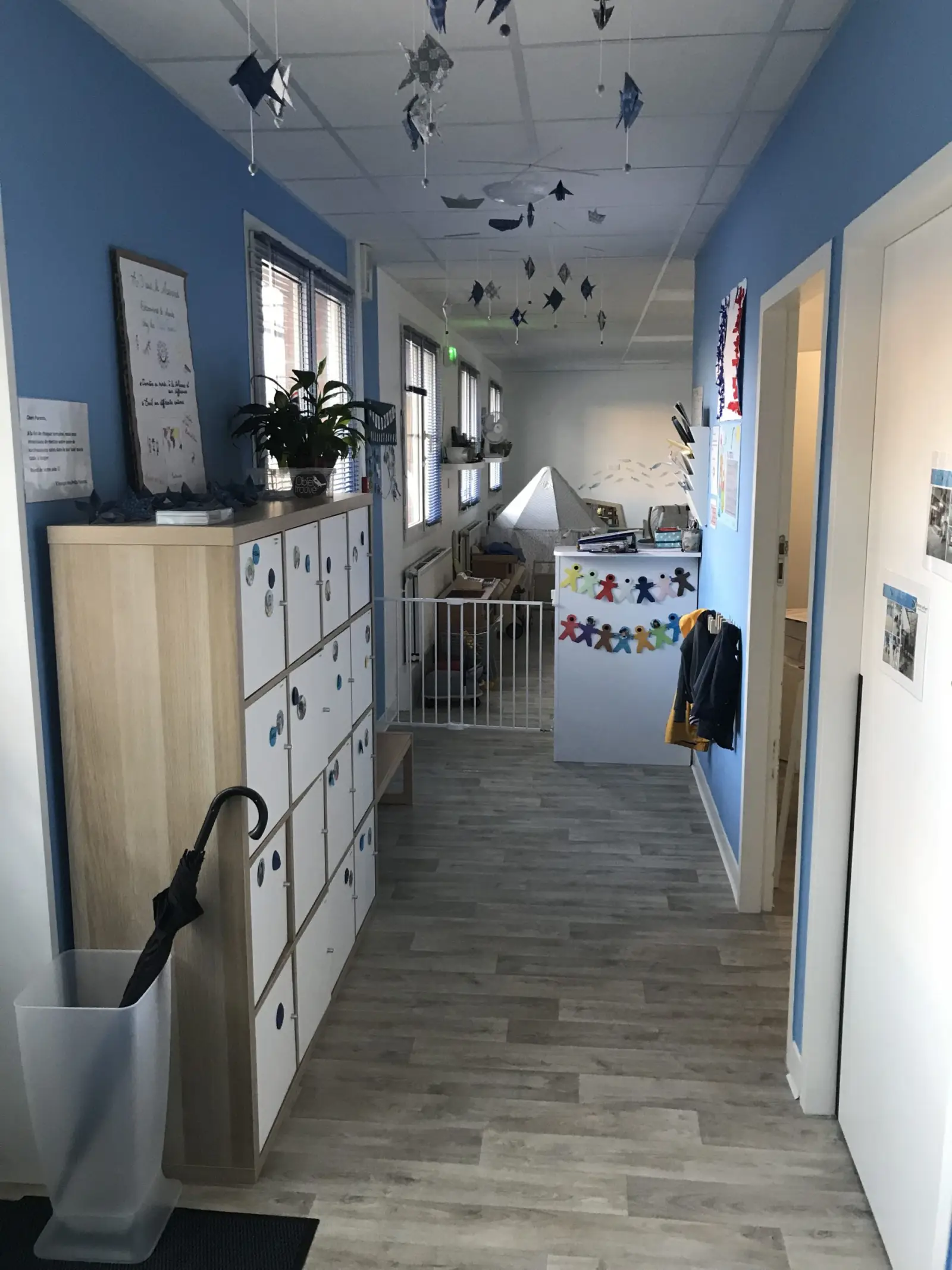 Couloir décoré sur le thème marin de la micro-crèche Les Petits Poissons à Armentières
