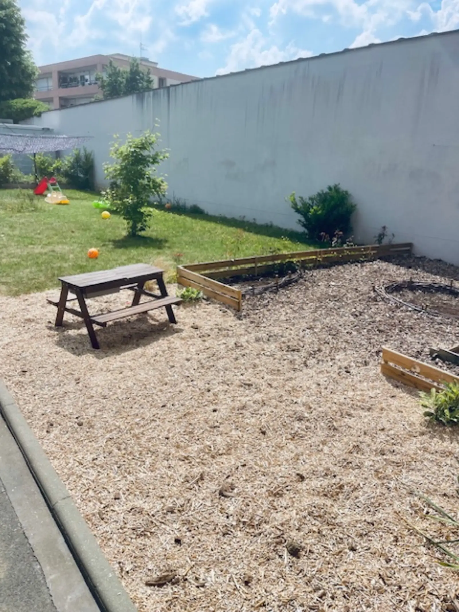 Jardin extérieur avec potager partagé par Les Petits Poissons et La Petite Ruche à Armentières