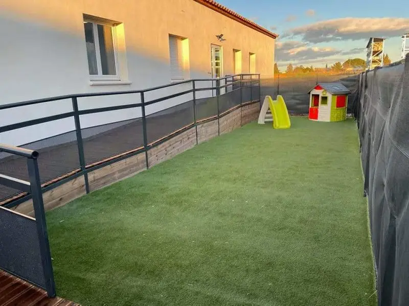 Jardin extérieur sécurisé de la micro-crèche Les Chérubins de Vauvert