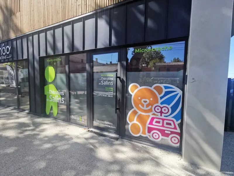 Façade et entrée de la micro-crèche Les Chérubins des Salins, Pôle Constance à Aigues-Mortes