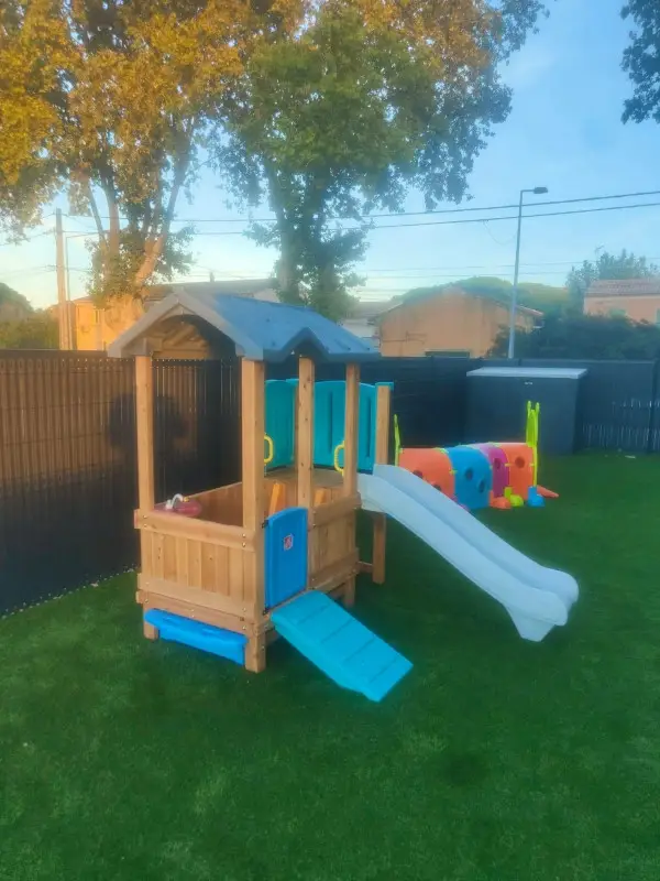 Espace de jeux extérieur avec toboggan de la micro-crèche Les Chérubins des Salins à Aigues-Mortes
