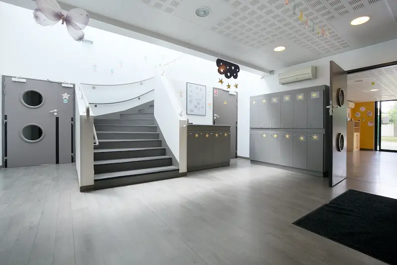 Hall d'entrée et espace vestiaires de la crèche Sur la petite planète à Toulouse