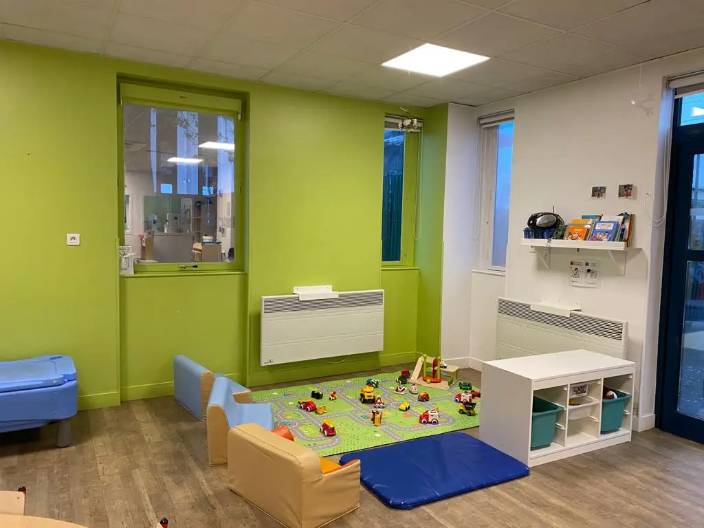 Espace d'éveil avec tapis routier et coin lecture à la crèche Rungis Couture