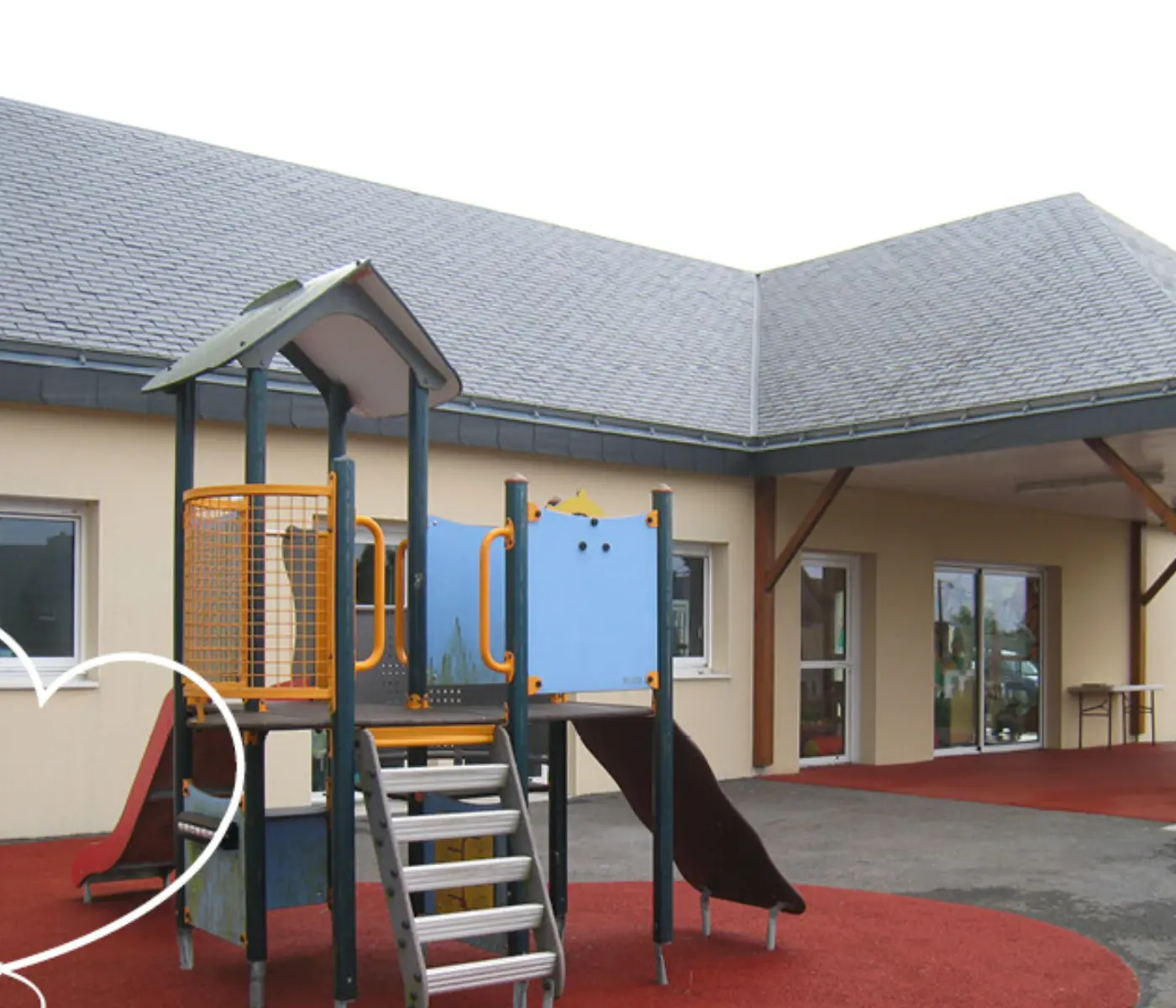 Aire de jeux extérieure d'un multi-accueil PEP 56 (réseau Ploërdut / Guémené-sur-Scorff)