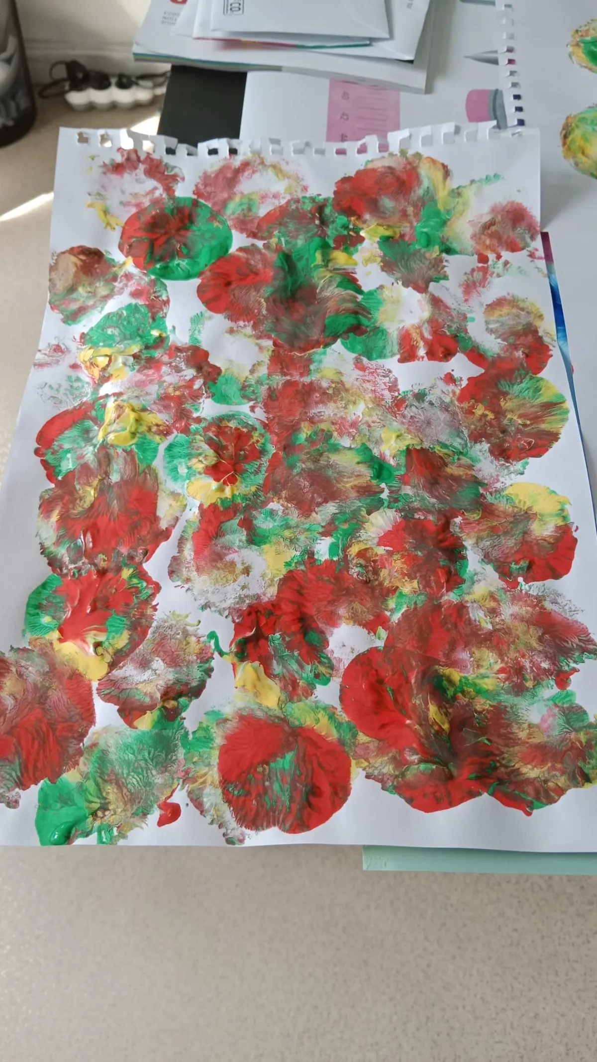 Activité de peinture réalisée par les enfants de DinoCrèche