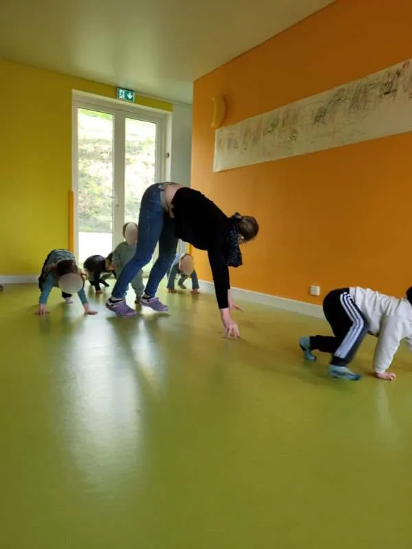 Séance de motricité dans la salle colorée de DinoCrèche à Saint-Laurent-de-Mure