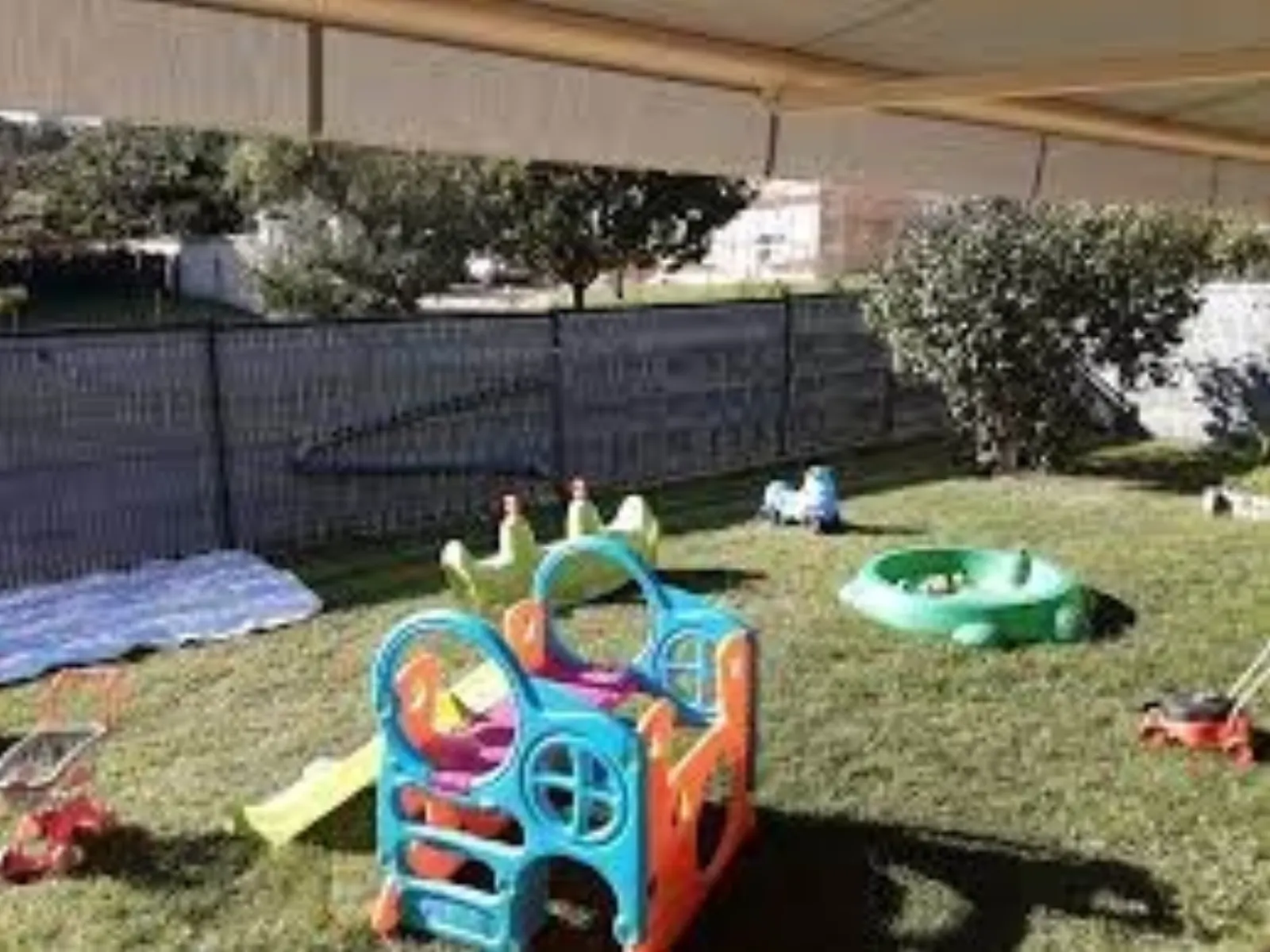 Jardin extérieur de la micro-crèche Les Trésors de Pirates à Saint-Priest