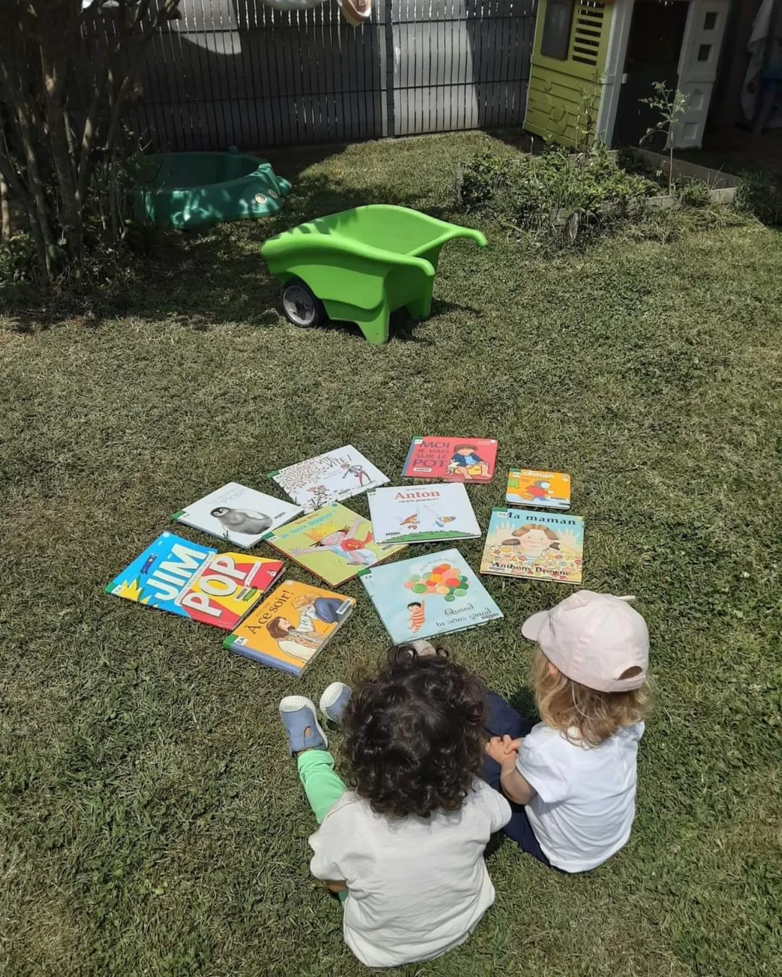Temps de lecture au jardin à la micro-crèche Les Trésors de Pirates