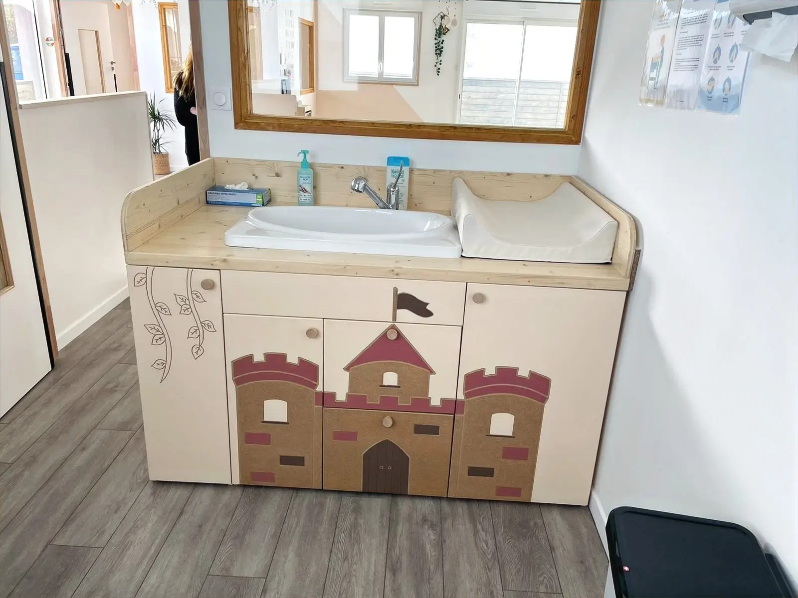 Espace de change de la micro-crèche Les P'tits Loups du Poitou à Niort