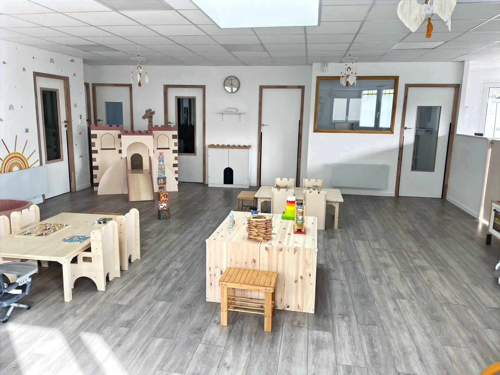 Salle d'activités décorée sur le thème de l'arc-en-ciel à Niort