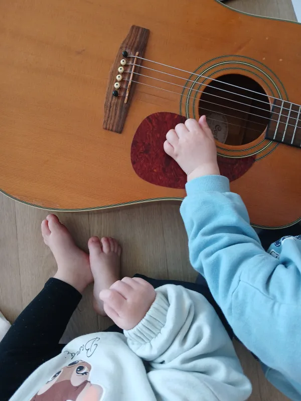 Éveil musical à la guitare à la micro-crèche de Villeneuve-en-Retz
