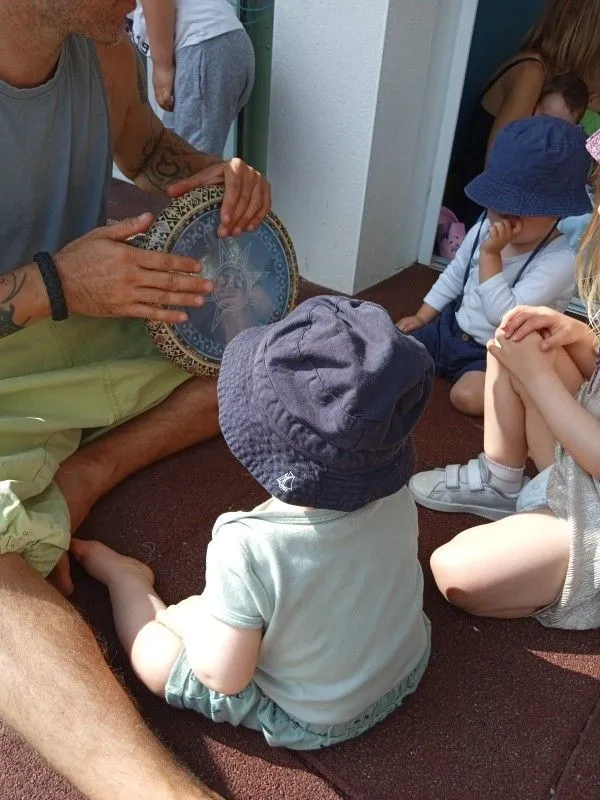 Atelier musical avec un intervenant extérieur à la micro-crèche de Villeneuve-en-Retz