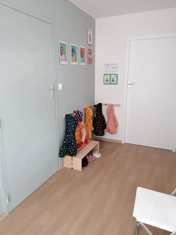 Vestiaire des enfants à la micro-crèche de Villeneuve-en-Retz
