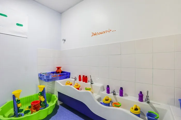 Salle d'eau ludique de la crèche Plaisir avec vasques adaptées aux enfants