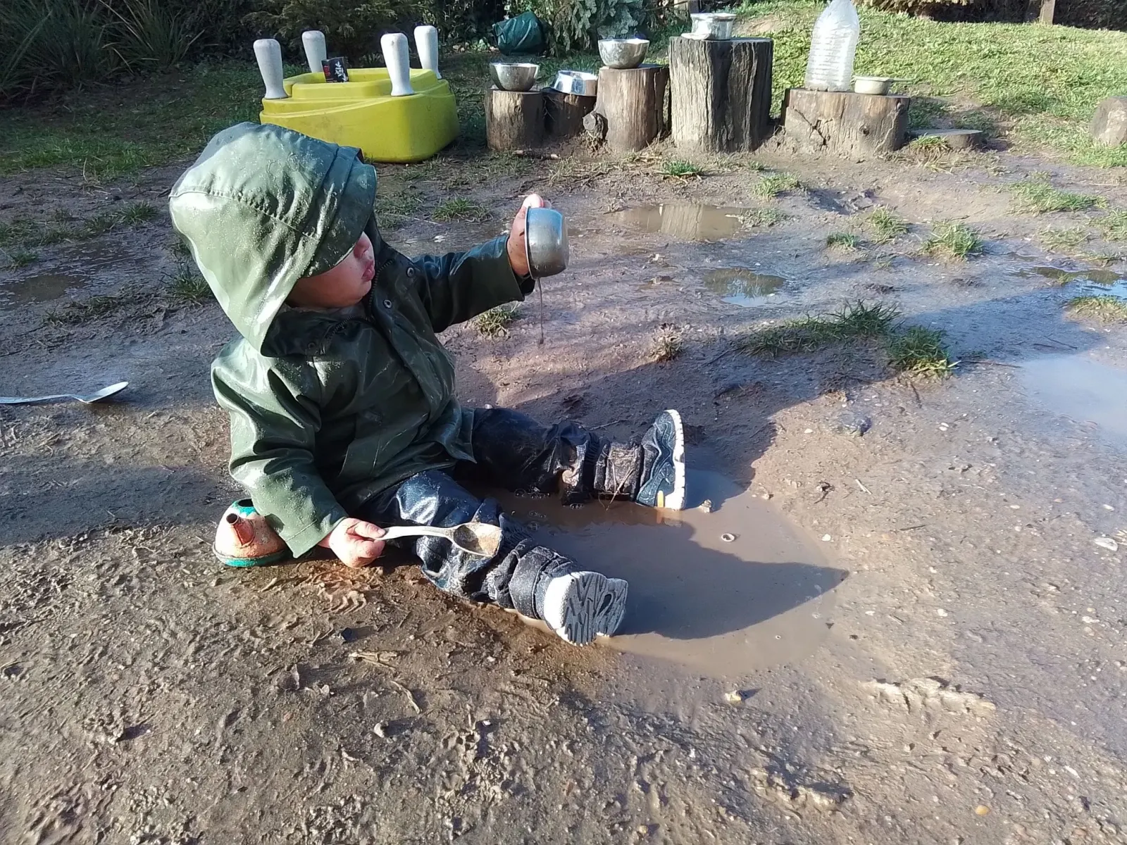 Jeu libre dans la boue en extérieur à la micro-crèche Plantine de Tyrosse