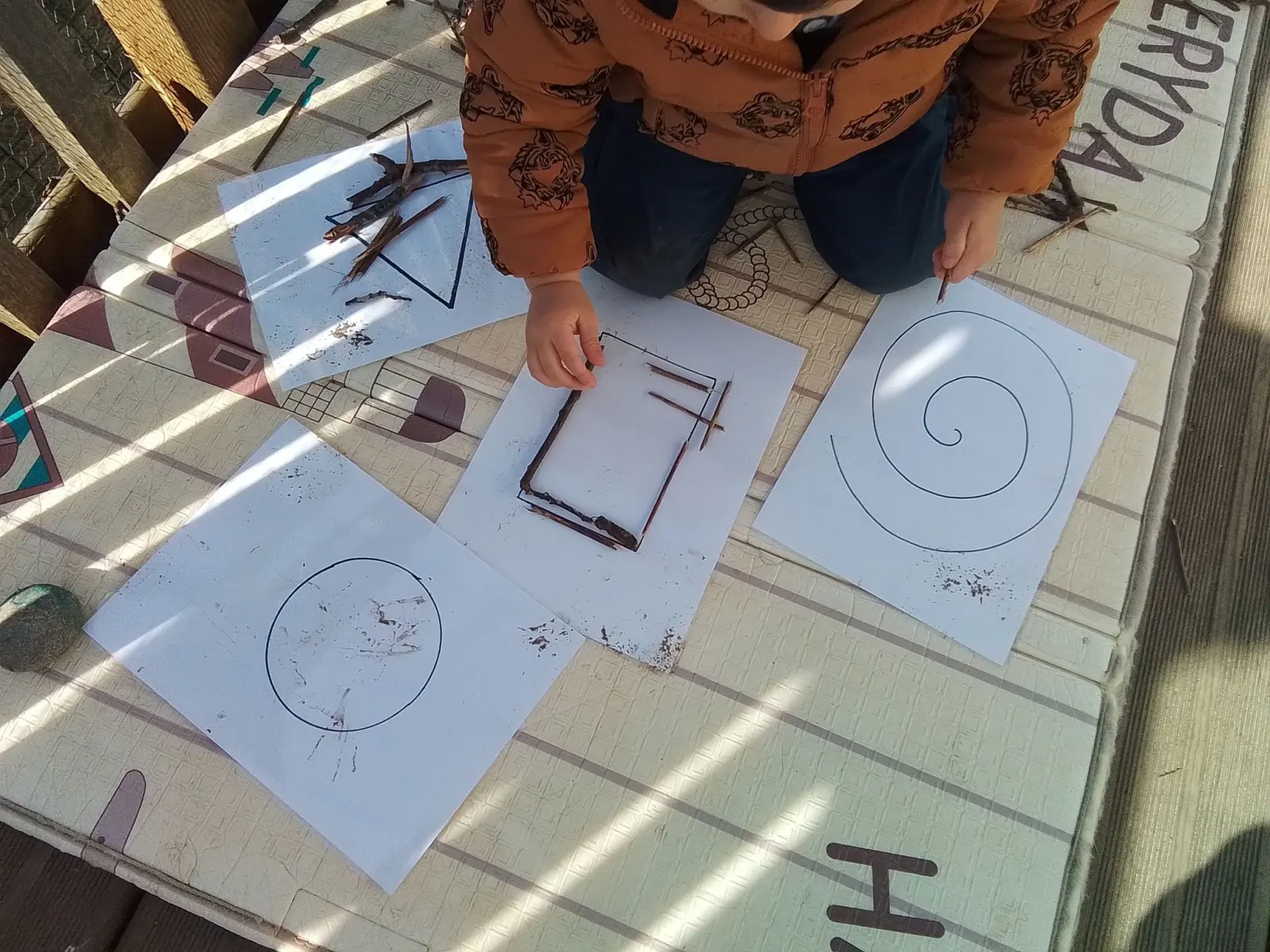 Activité de land art en extérieur à la micro-crèche Plantine de Tyrosse