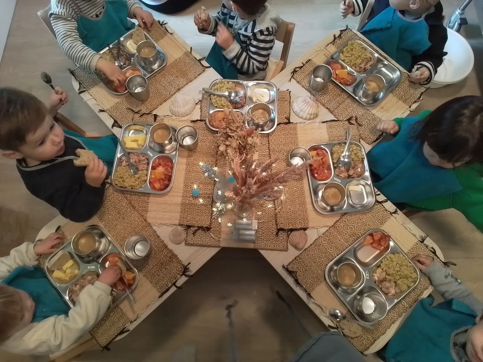 Repas convivial des enfants à la micro-crèche Plantine de Saint-Geours-de-Maremne