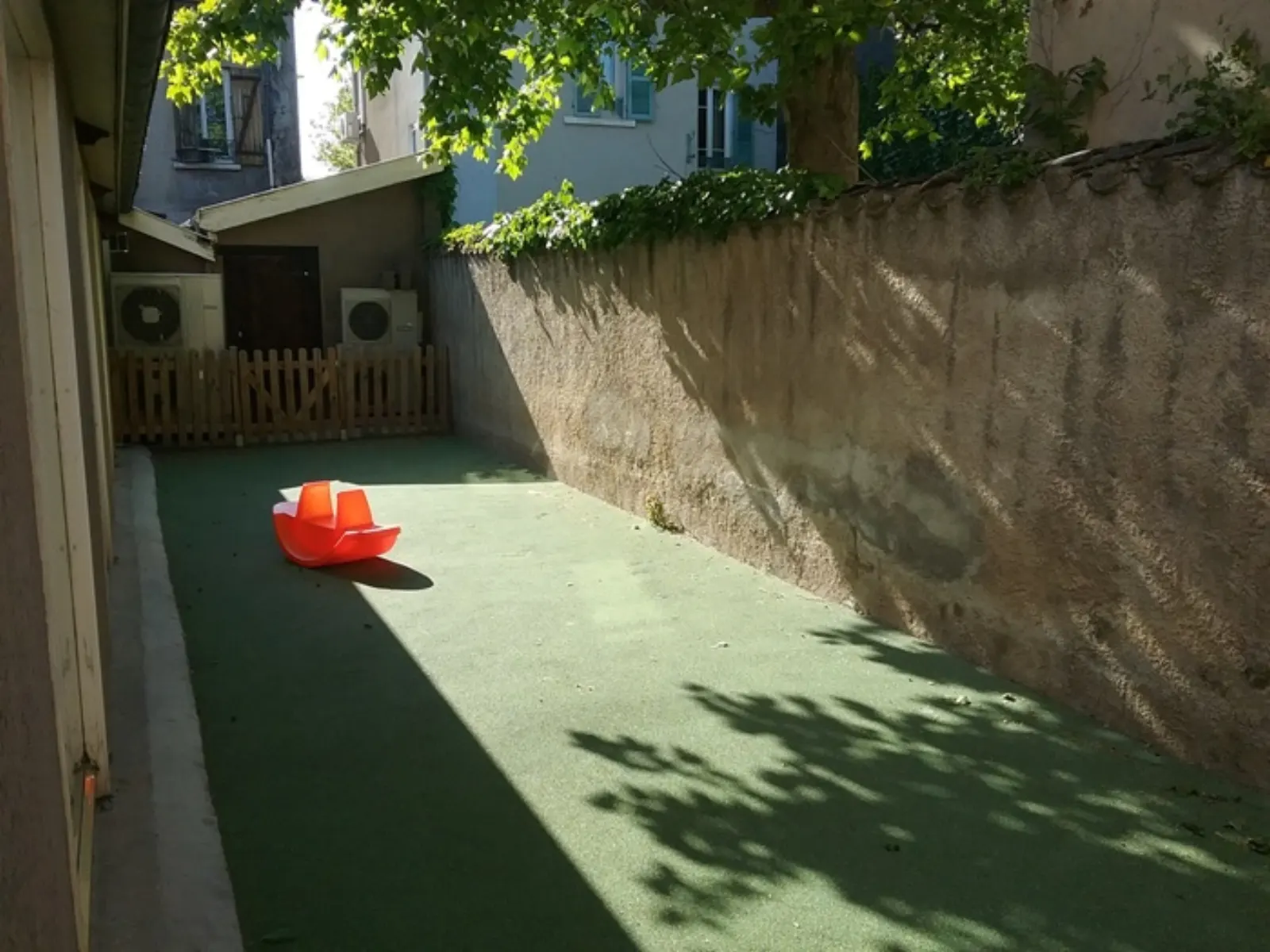 Cour extérieure de la crèche Saint Fons