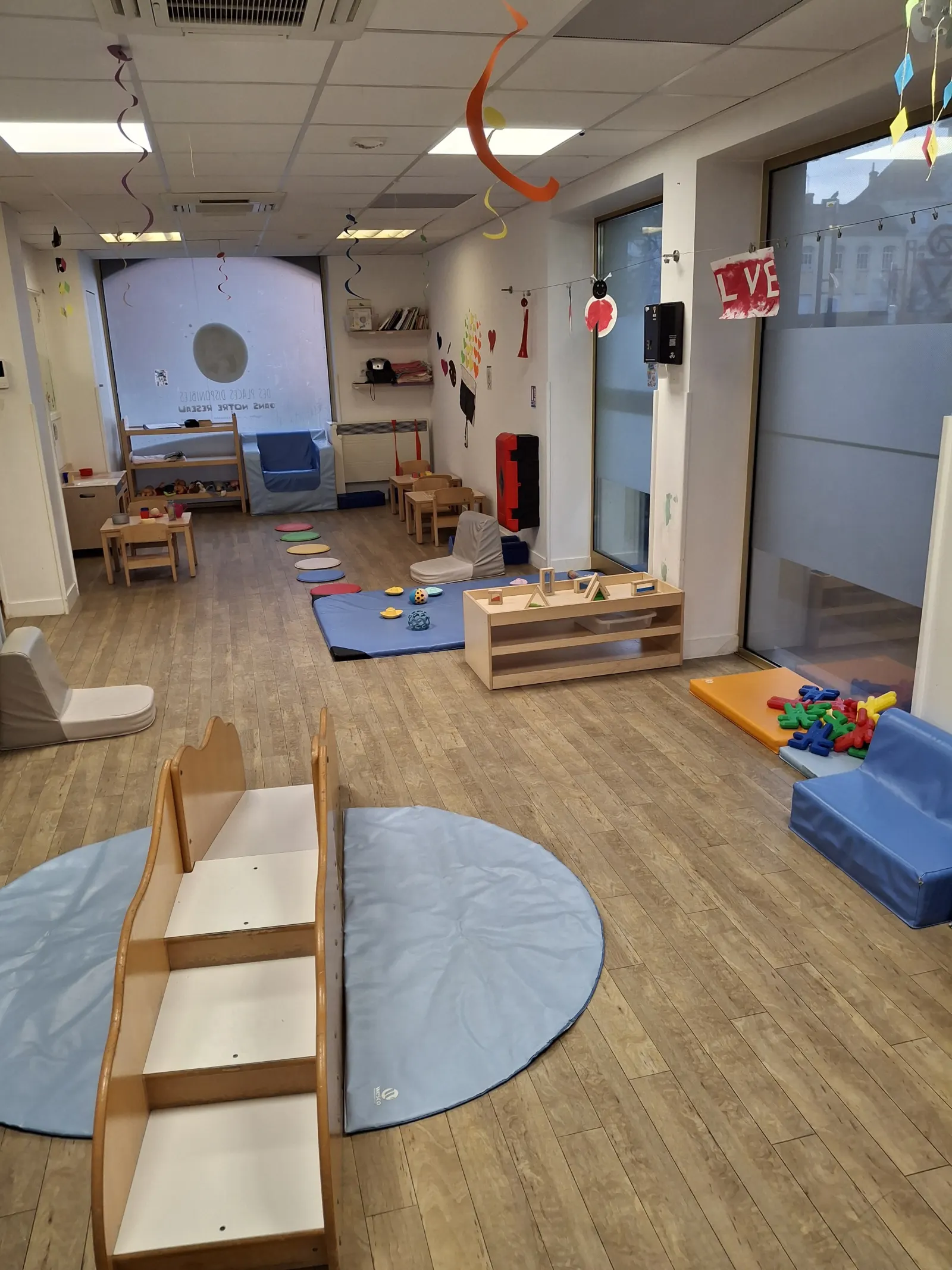 Espace motricité de la crèche Saint Fons avec tapis et jeux d'éveil