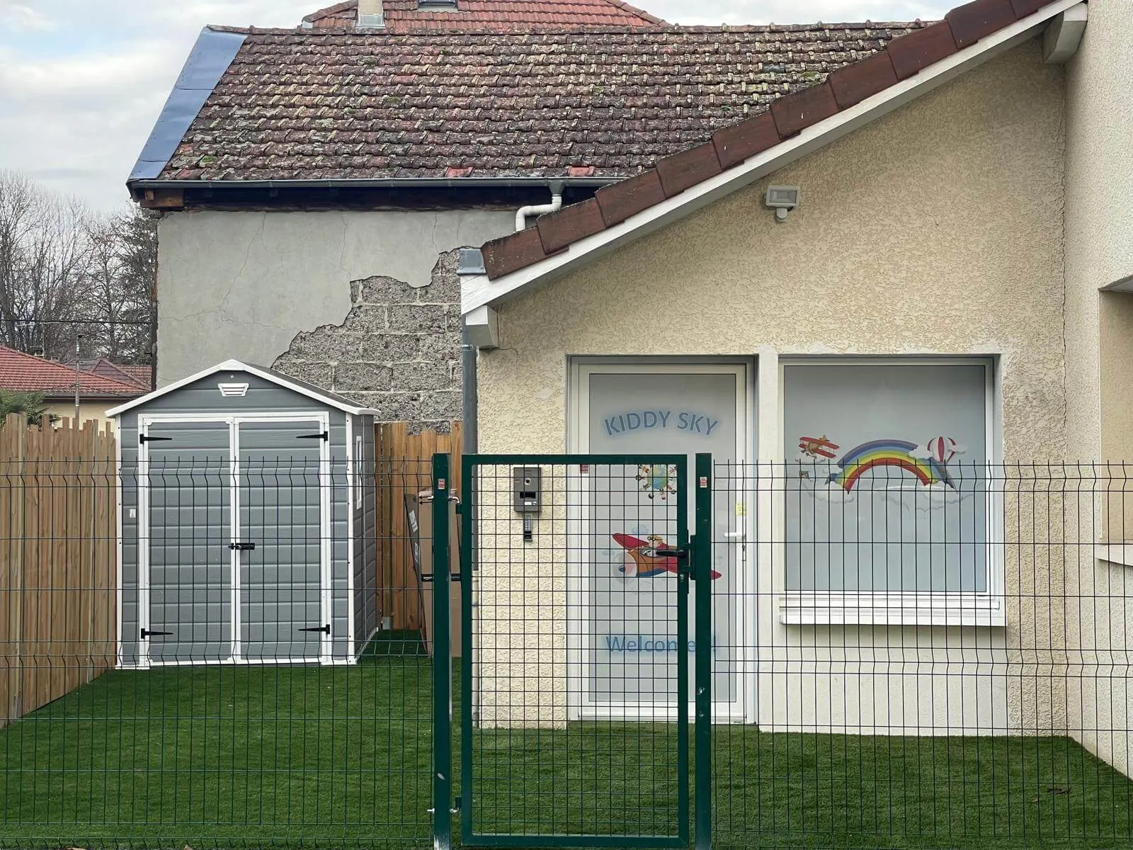 Espace de jeux extérieur de la micro-crèche Kiddy Sky à Pontcharra