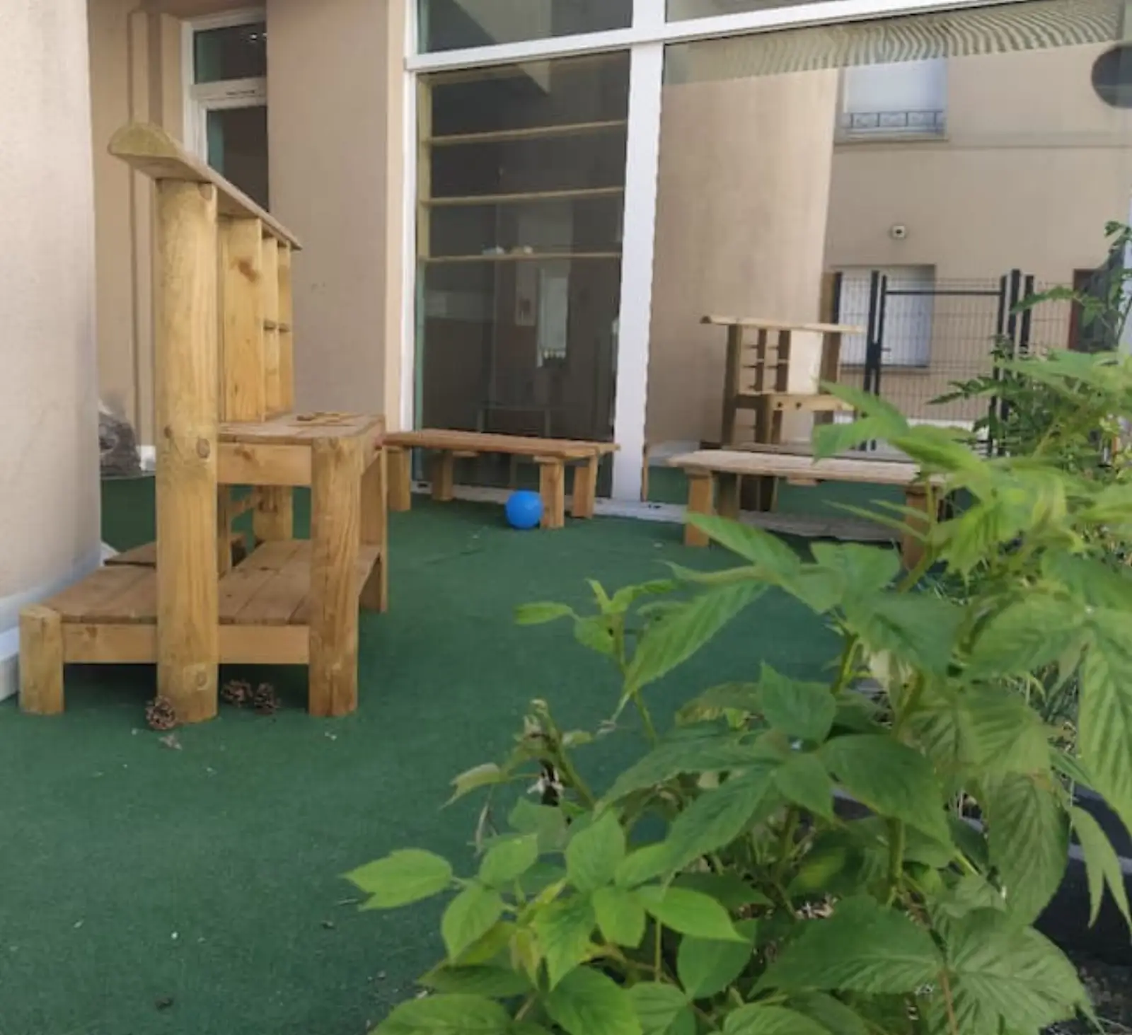 Jardin extérieur et cuisine en bois de la micro-crèche Crèche par Nature Alfred Dubois à Marcoussis
