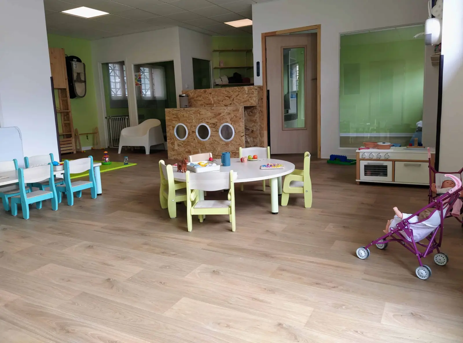 Espace de vie avec cabane en bois de la micro-crèche Les 10 Toises à Châteaufort