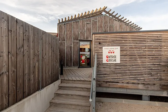 Entrée de la crèche Aimargues, réseau Les Petits Chaperons Rouges