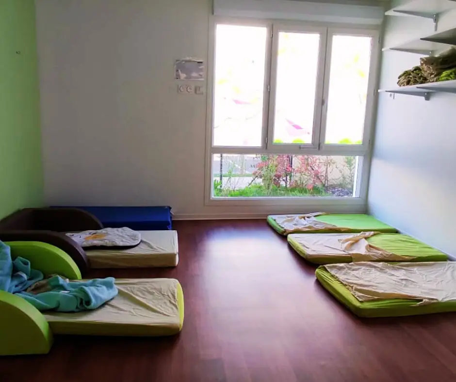 Dortoir avec vue sur le jardin de la micro-crèche Les Ciconia à Saulx-les-Chartreux