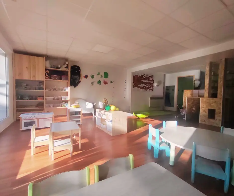 Espace de vie et coin cuisine de la micro-crèche Les Ciconia à Saulx-les-Chartreux