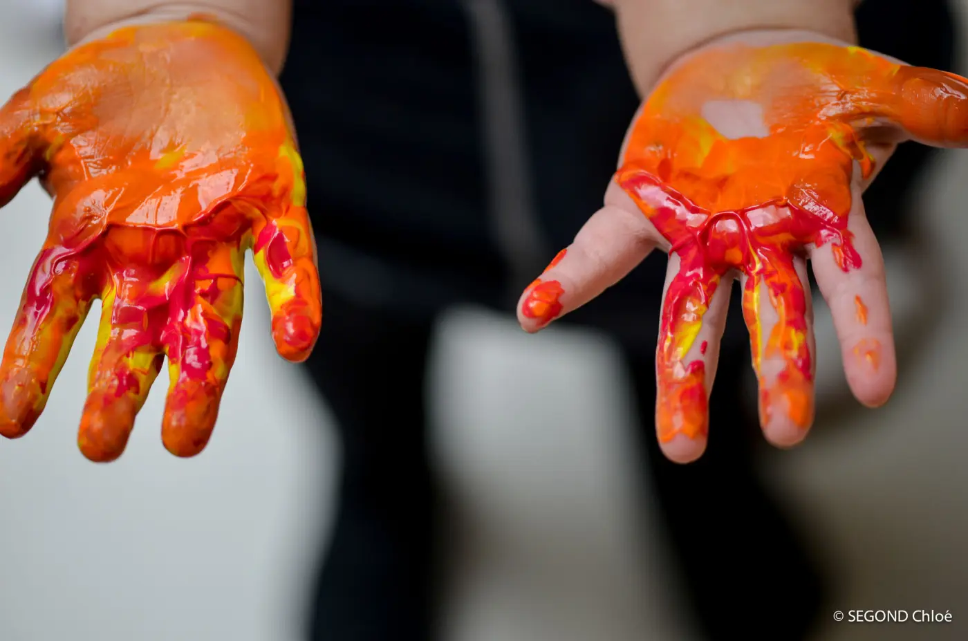 Atelier peinture à doigts au multi-accueil l'Îlot Marin de Serrières