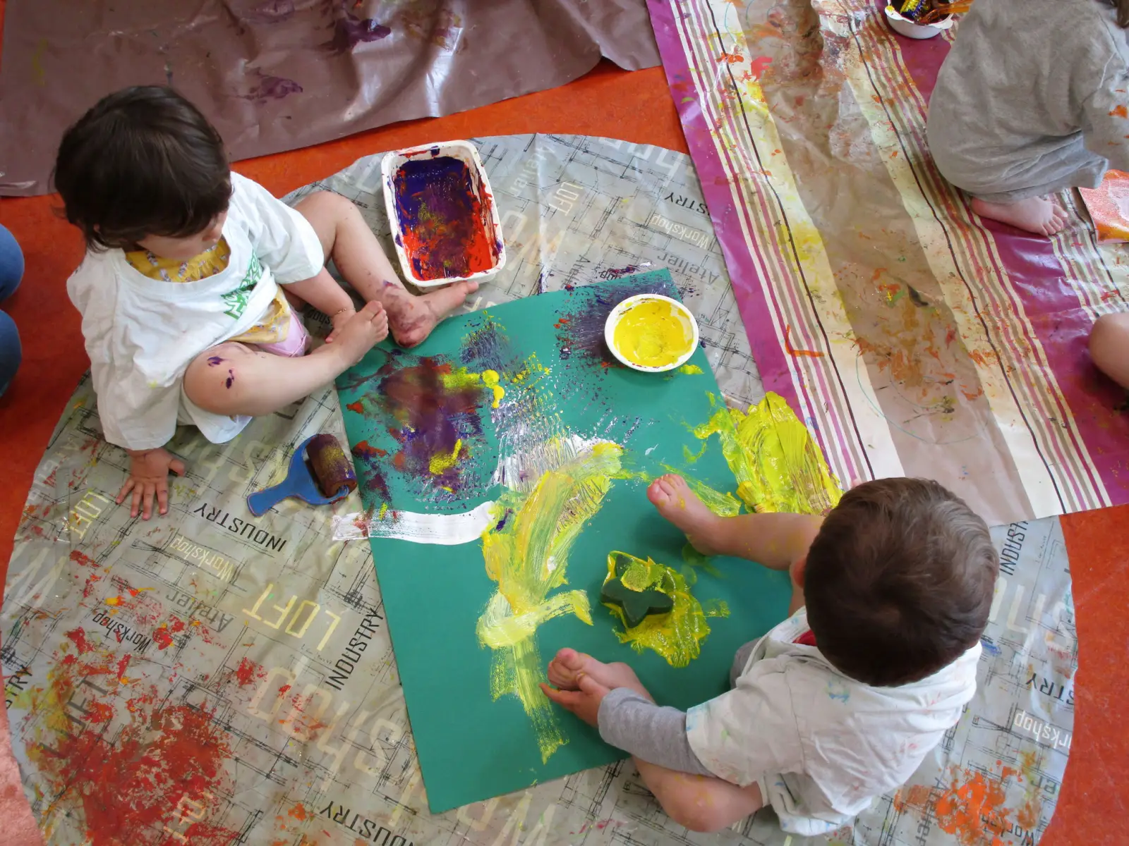 Atelier peinture au doigt et à la plante des pieds à l'Îlot Câlin