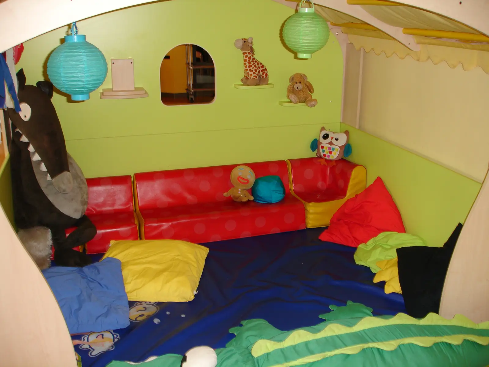Coin cocooning et peluches douillet de la crèche l'Îlot Câlin à Peaugres