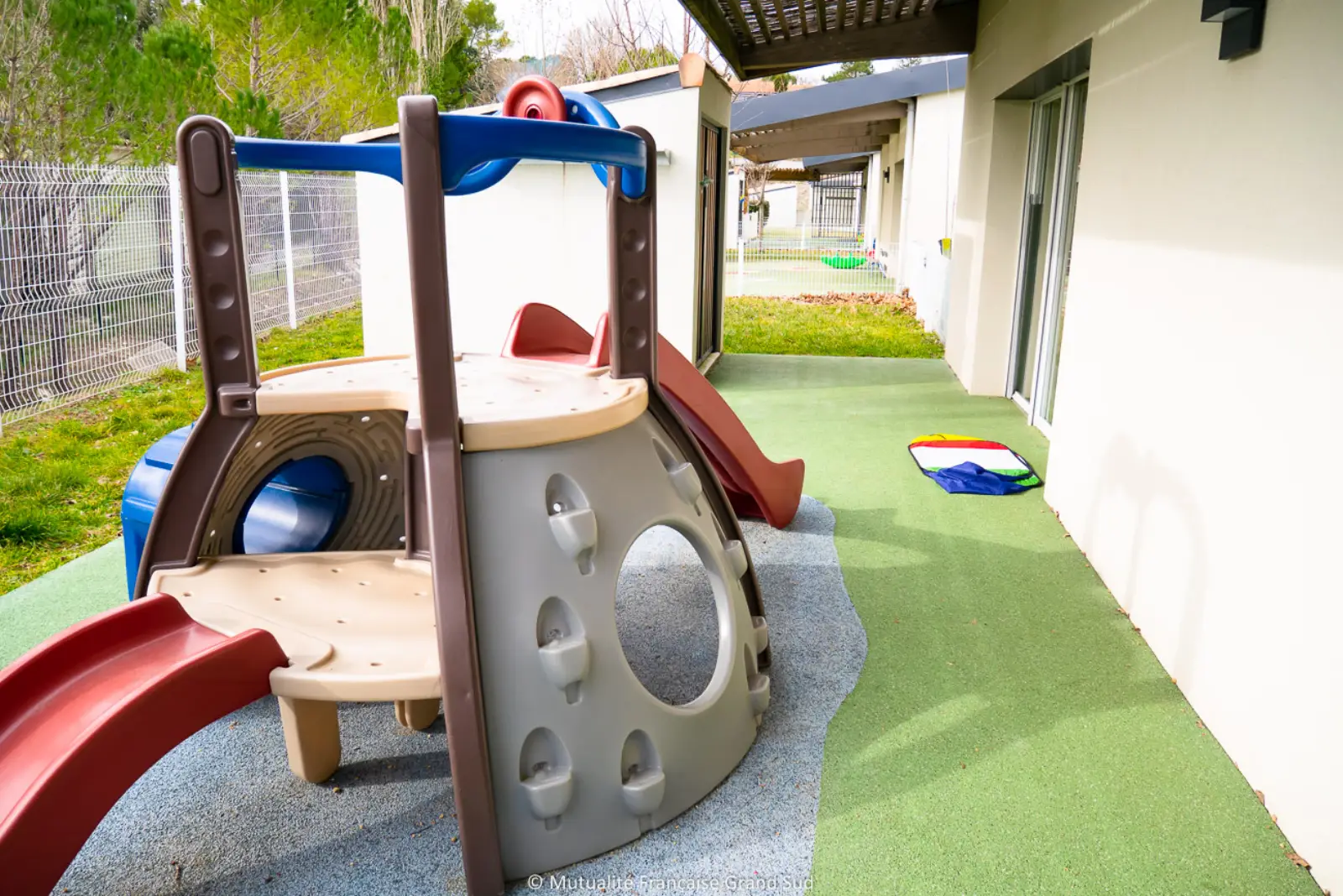 Jardin extérieur et jeux de la crèche Les Fripounets à Saint-Martin-de-Londres