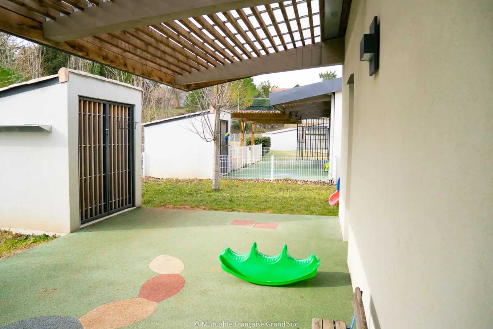 Terrasse extérieure couverte de la crèche Les Fripounets
