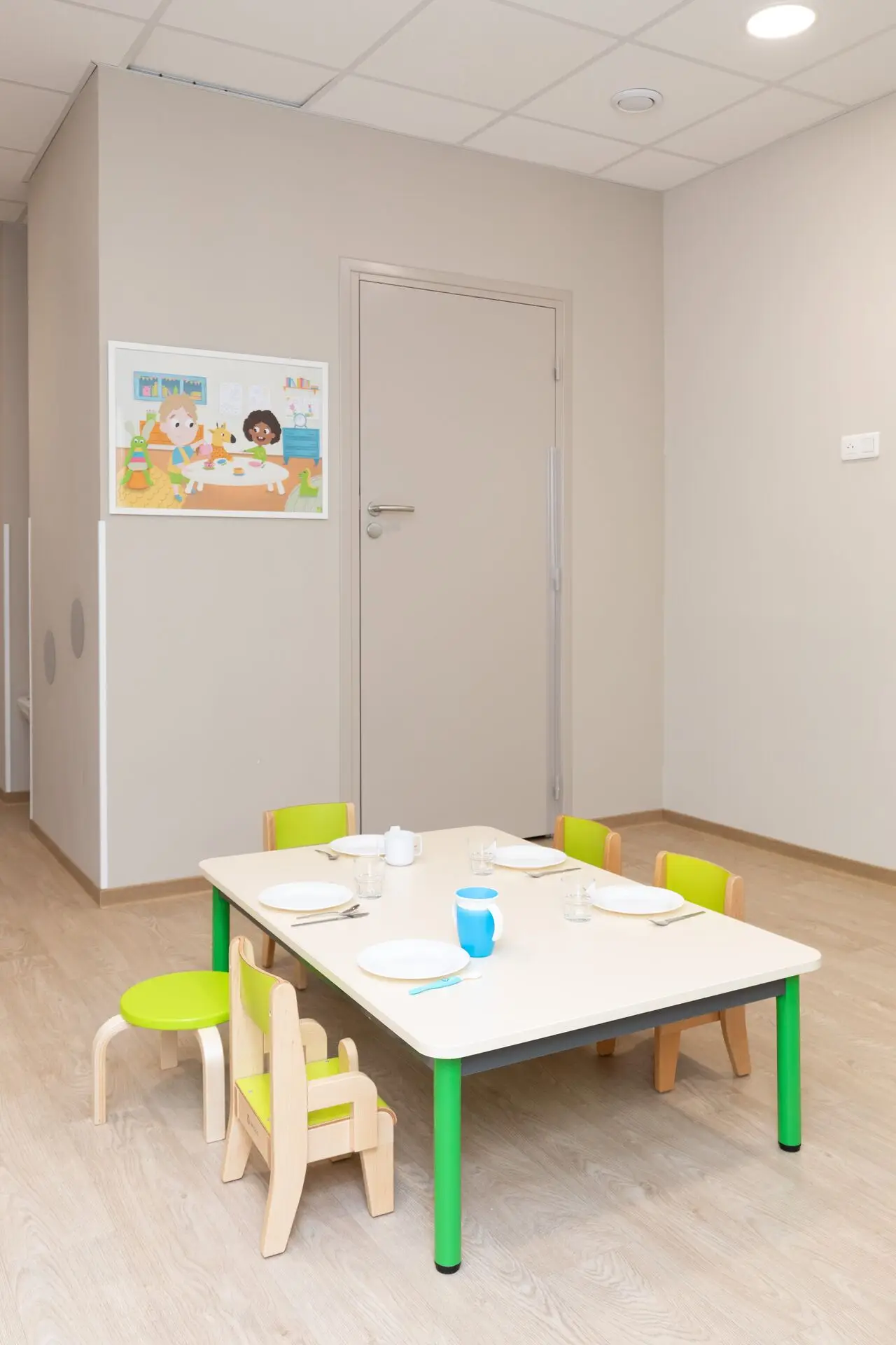 Espace repas avec petites tables et chaises à Haguenau