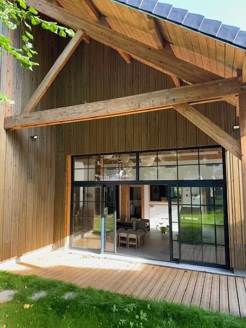 Façade en bois et terrasse extérieure de la crèche La Maison Kangourou à Saint-Mard