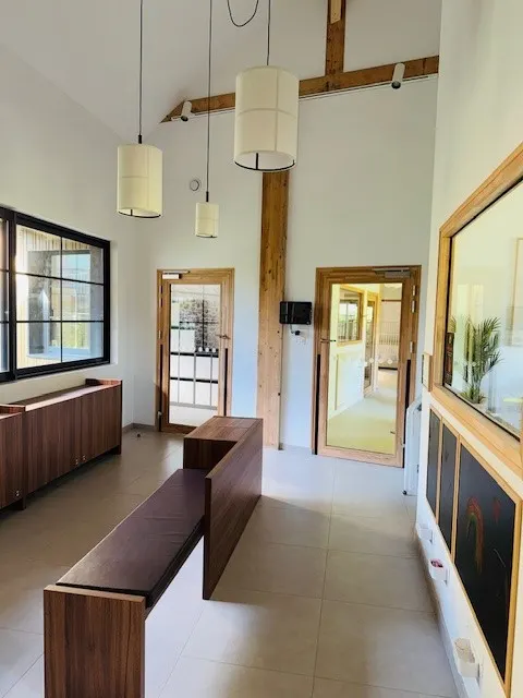 Hall d'accueil lumineux de la crèche La Maison Kangourou à Saint-Mard