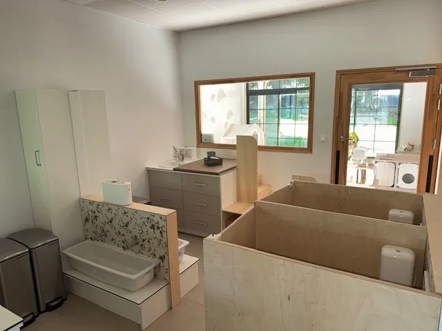 Salle de change et sanitaires de la crèche La Maison Kangourou à Saint-Mard