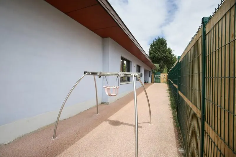 Cour extérieure de la crèche Il était une fois à Toulouse