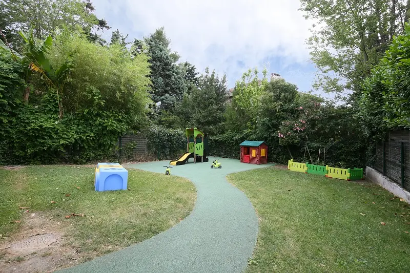 Jardin extérieur de la crèche Les enfants sages, avenue de Castres à Toulouse