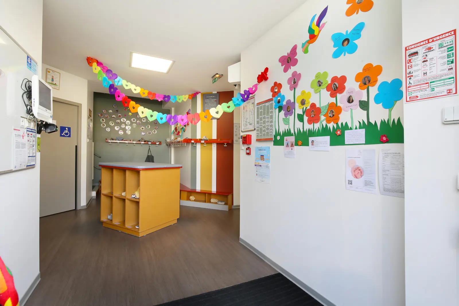Hall d'entrée rénové de la crèche Comme une image à Toulouse