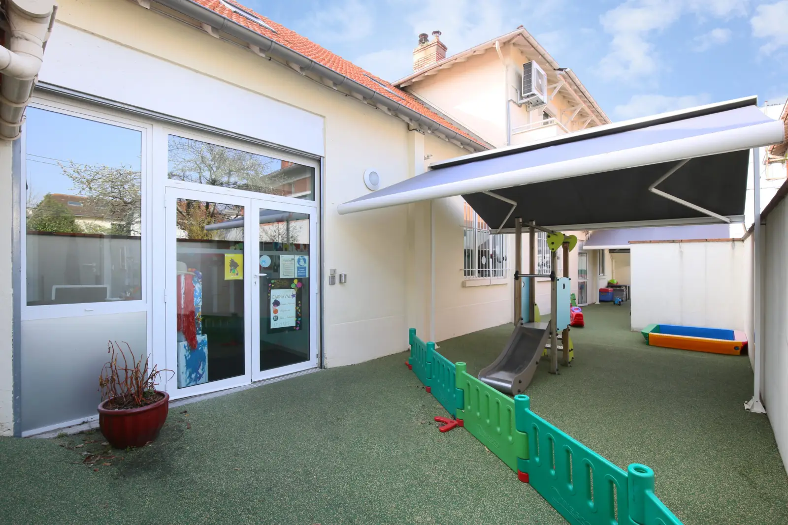 Jardin extérieur de la crèche Comme une image, avenue Jean Rieux à Toulouse